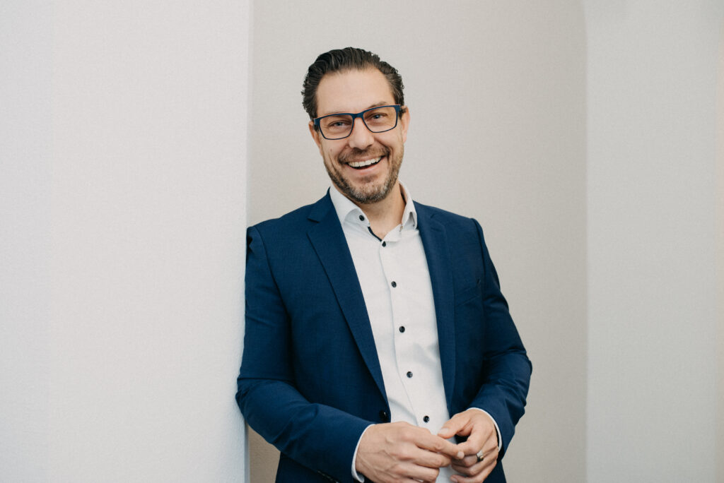 Coaching in Freiburg mit Patrik Schönberger, Business Coach, Supervisor und Mediator aus Freiburg, im Portrait mit freundlichem Lacheln und ruhiger Ausstrahlung.